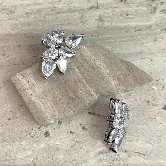 NEW~ Anthropologie Shashi Petite Fallen Leaf Stud Earrings - Picture 5 of 10